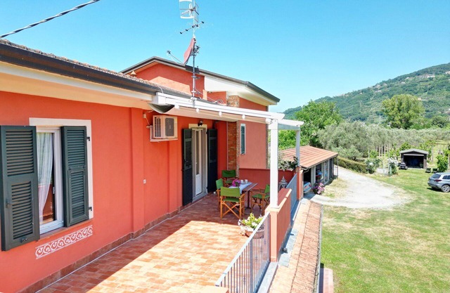 Stunning villa with WIFI, A/C, TV, terrace, pets allowed and parking, close to La Spezia