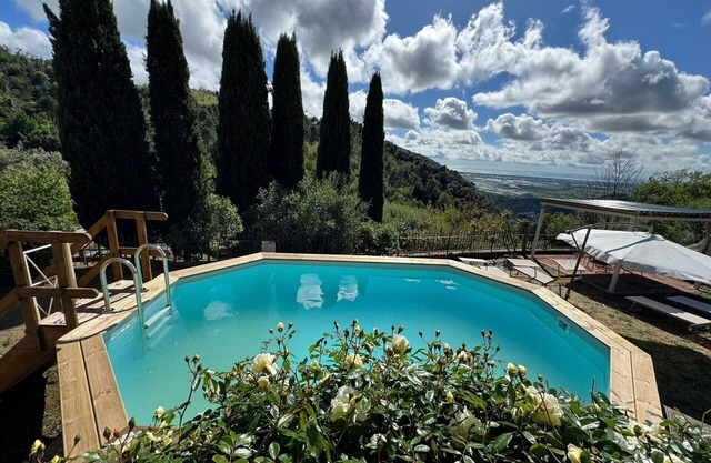 Stunning villa with private pool, WIFI, TV, terrace, panoramic view and parking, close to Lucca