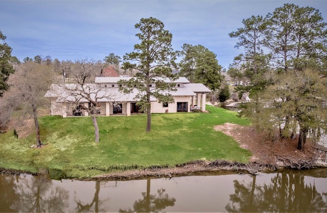 Stunning Waterfront Home with Beautiful Views, A Perfect Retreat for Relaxation