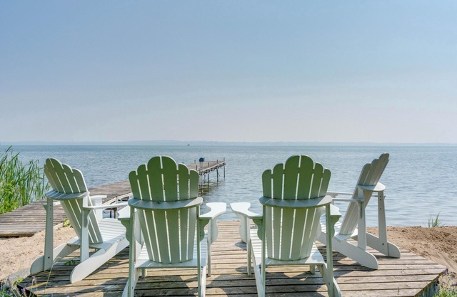 Stunning Waterfront Luxurious Lakehouse 45 mins from Toronto! Great for families
