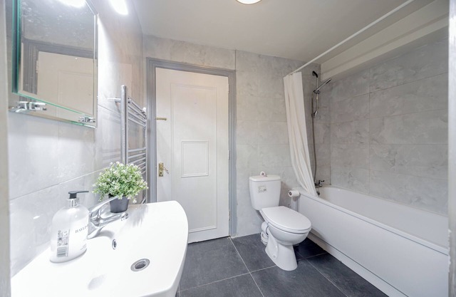 Stylish 1-bed flat in Fulham. Sleeps 4 with a cosy double bed & sofa bed.