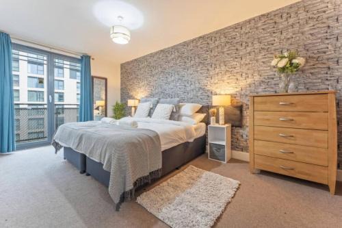 Stylish 1-Bedroom Apartment with Balcony, Free Parking & WiFi ,Perfect for Families & Groups