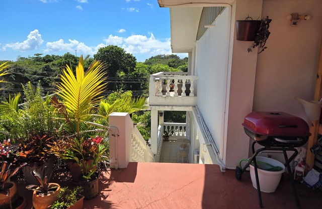 Stylish 1 bedroom apartment with fully stocked kitchen and large bathroom.