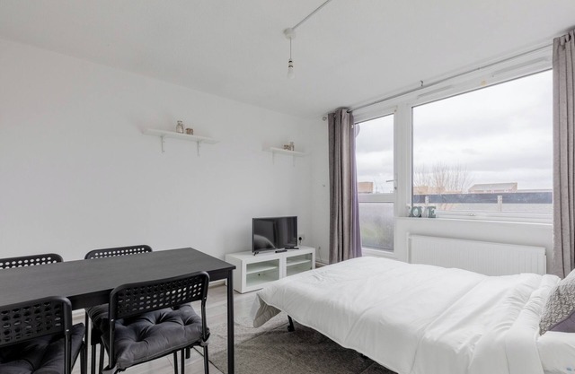 Stylish 1BD Flat with Shard Views, Near Bermondsey