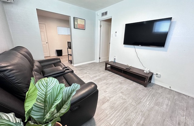 Stylish 1BR/1BA Apt - Newly Renovated & Welcoming Unit 1n