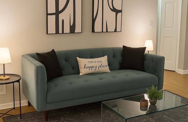 Stylish 1BR Apt in Lakeview