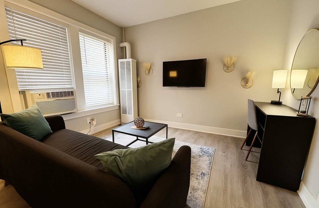 Stylish 1BR in Lakeview Chicago