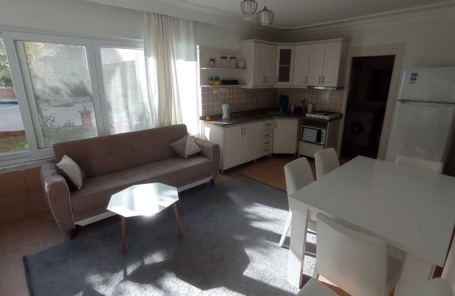 STYLISH 1st FLOOR 2BR, BY POOL, PRIVATE PATH TO BEACH