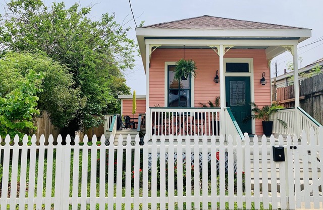 Stylish 2 BED, 2 BATH Shotgun-style house near beach!