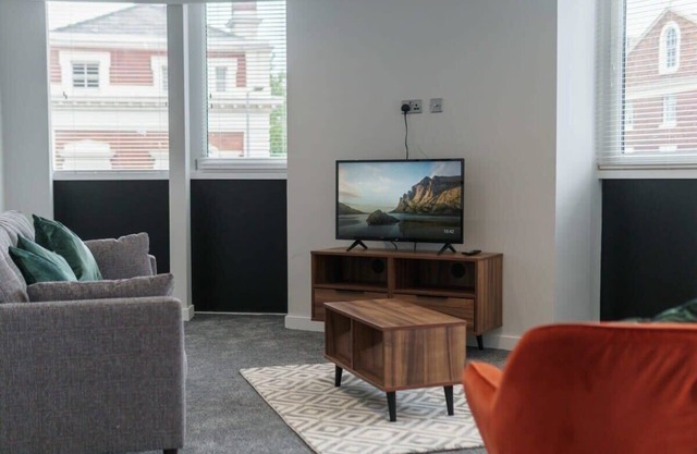 Stylish 2 Bed Apartment with Free Parking