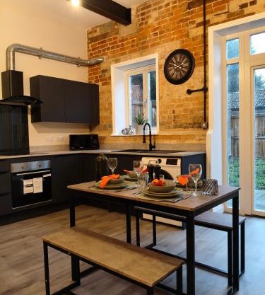 Stylish 2-Bed Home Near A11
