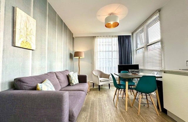 Stylish 2 Bedroom Apartment - Free Parking & WiFi