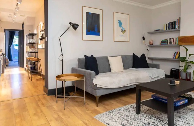 Stylish 2 Bedroom Flat with Large Private Garden