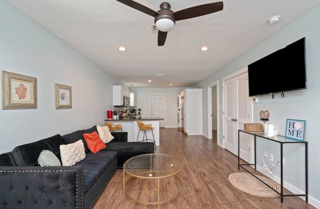 Stylish 2 bedroom home close 2 Dtown, NAS, and BCH