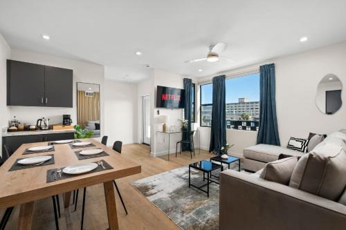 Stylish 2 Bedroom King Bed EVCharger Pet-Friendly Balcony