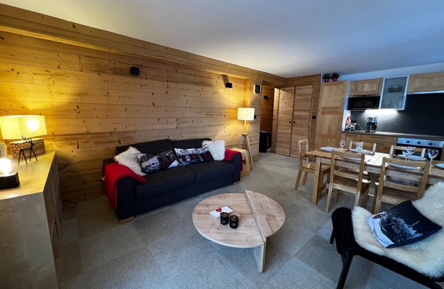 Stylish 2-BR Apt, Sleeps 8, Ski-in/Ski-out, South-Facing Balcony, Family-Friendly Amenities
