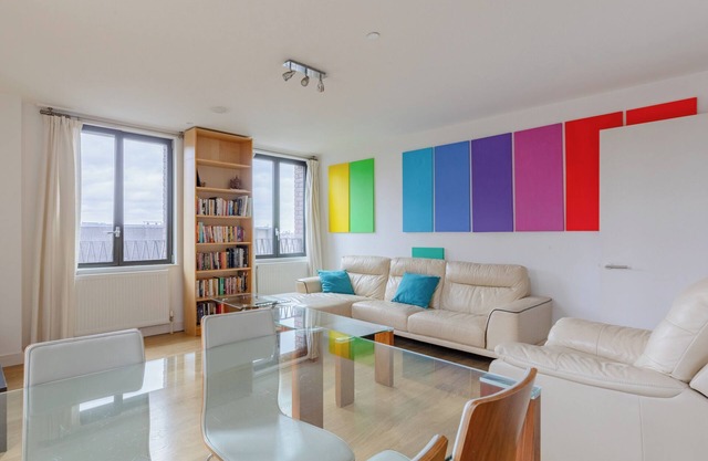 Stylish 2BD Flat w Balcony, Heart of King's Cross