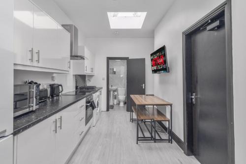 Stylish 2BR Apartment in Sheldon