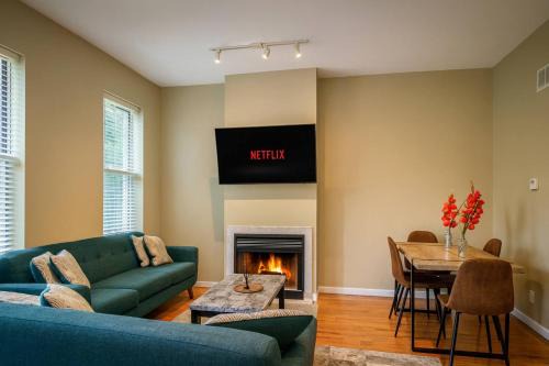 Stylish 2BR Apartment with Private Balcony near Soulard