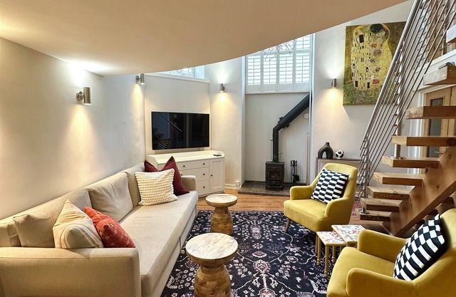 Stylish 2BR Central Edinburgh - Walk to Attraction