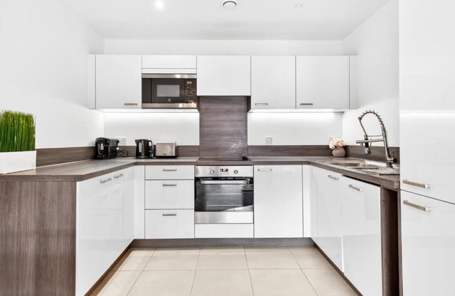 Stylish 2BR Flat near Catford Station - Easy Access to Central London