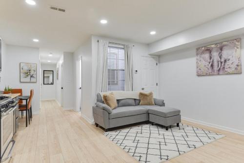Stylish 2BR Near Union Market & Metro