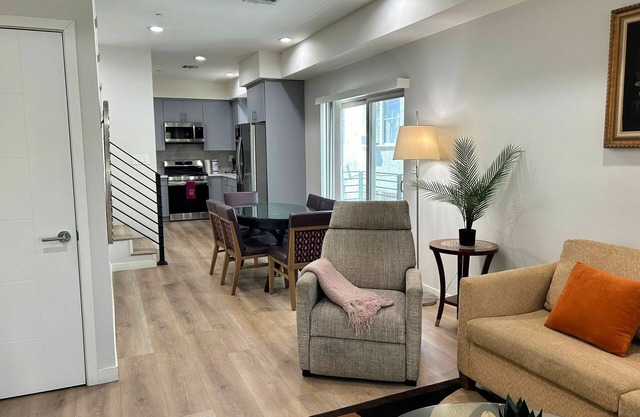 Stylish 2BR Suite in Vibrant LA Area -> Complimentary WiFi, AC & Parking