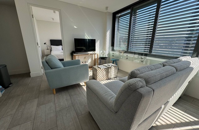 Stylish 2BR Top-Level Unit w/Lift near Bondi Beach
