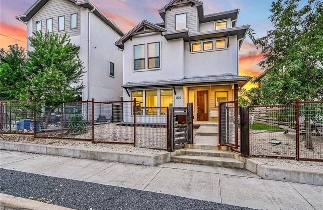 Stylish 3-Level Escape | 12 Guests | Downtown Walk