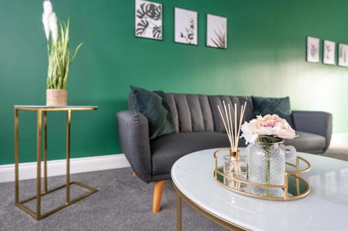Stylish 3BR Home, Sleeps 5, Contractor Deal-Friendly, Near M25, Free Parking