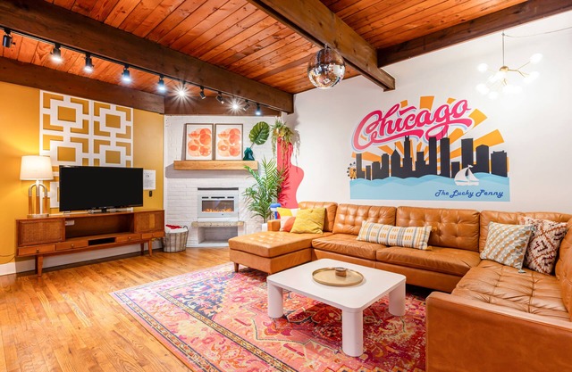 Stylish 3BR Lincoln Park Townhouse, Rooftop Deck & King Suite