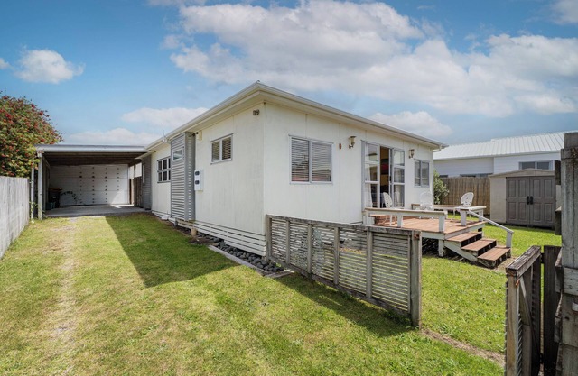 Stylish 3BR Retreat Centrally Located Near Beach & Town