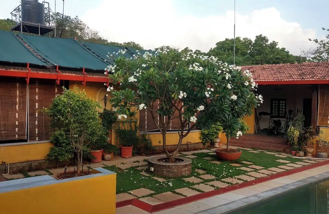 Stylish 3BR Riverside Family/Pet Friendly Cottage with Pool & Treehouse - Karjat