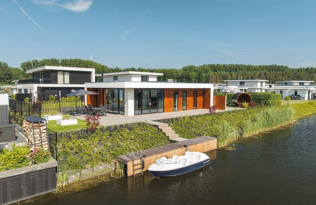 Stylish 4-person wellness villa with Finnish sauna, fenced waterfront garden and luxurious interior – pets welcome.