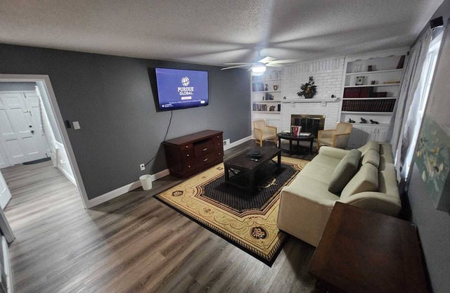 Stylish 4BR Prime Location Close to All!