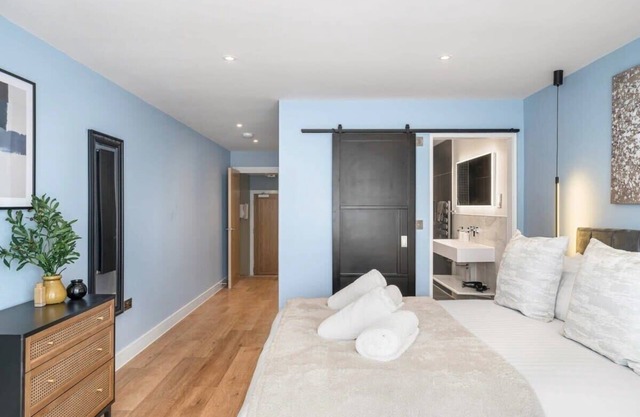 Stylish Apartment w/Parking, 2 Mins to Seafront