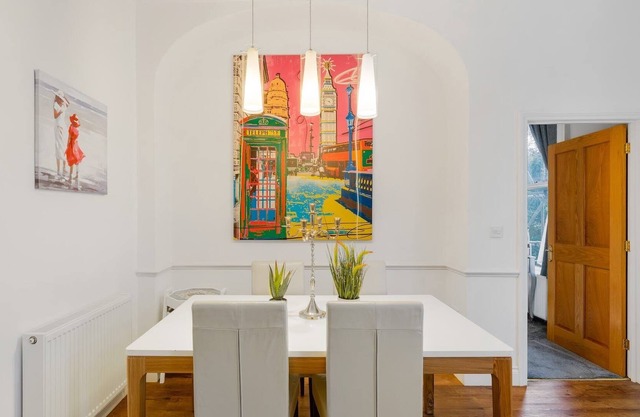Stylish Apartment w/ Private Parking, Plymouth