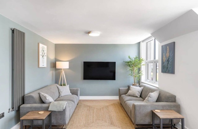 Stylish Apartment w/Sea Views & Parking