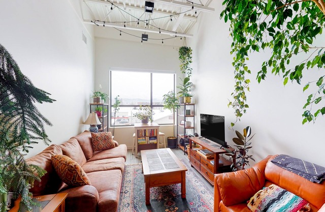 Stylish apartment with mountainview, balcony, washer/dryer, WiFi, & Netflix