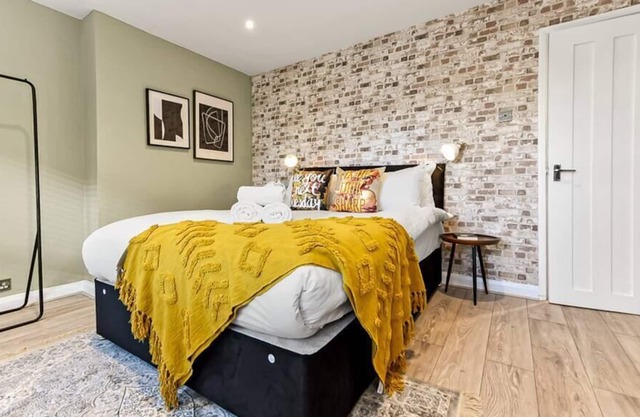 Stylish Brick and Wood Flat w/ Abundance of Greenery