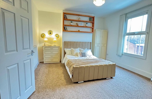 Stylish Bright Double Bedroom in Birmingham Near City Centre