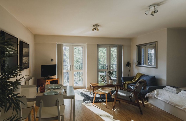 Stylish Central London Flat with balcony and swimming pool
