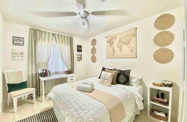 Stylish & Comfy Private Bedroom in Townhouse