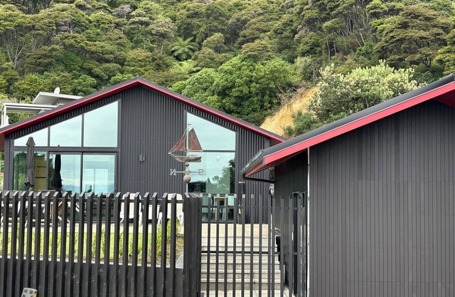 Stylish Contemporary Urban Retreat. 4 minute walk to the beach.