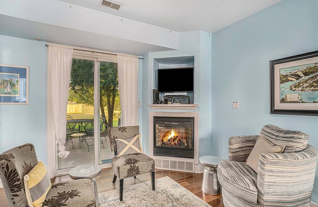 Stylish Dog-Friendly Condo W/Free Wifi, Patio, Outdoor Pool