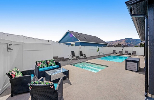 Stylish, Dog-Friendly Home w/a Private Pool, Hot Tub, Free WiFi, & Central AC