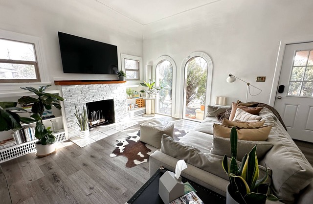 Stylish Downtown Retreat | Pet-Friendly, Patio,Fire Pit