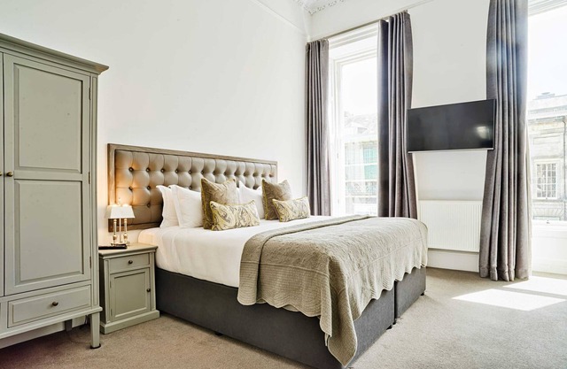 Stylish Edinburgh Suite in the City Centre