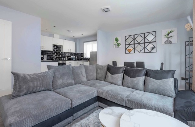 Stylish Elegant New Flat 5 Min from Elizabeth Line