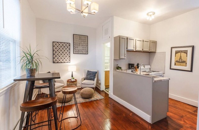 Stylish Flat in Walkable Downtown w/Parking